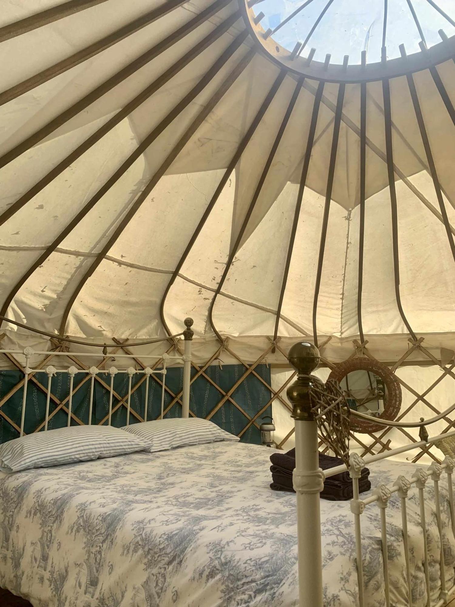 Готель Ceridwen Glamping, Double Decker Bus And Yurts Llandysul Екстер'єр фото