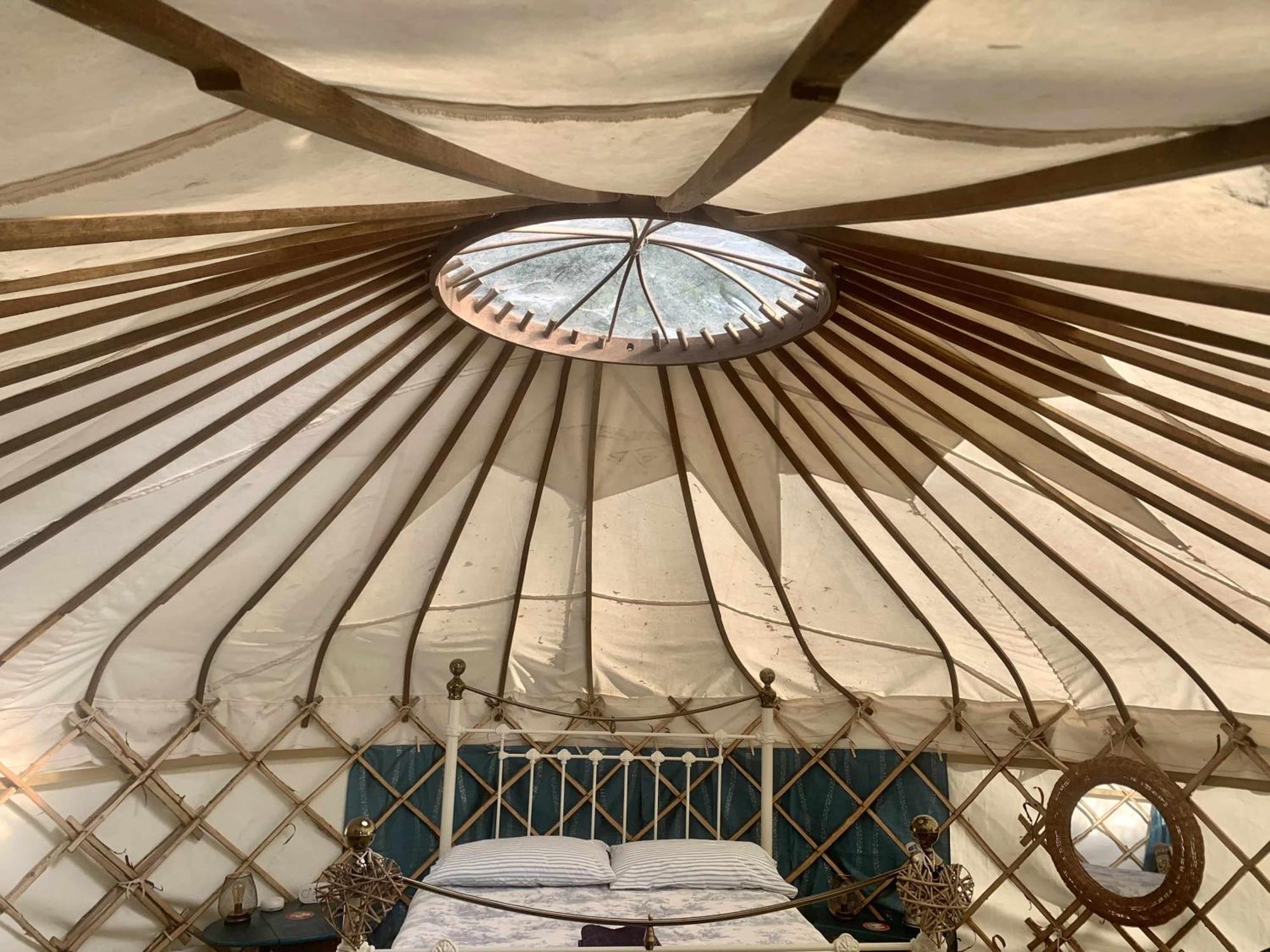 Готель Ceridwen Glamping, Double Decker Bus And Yurts Llandysul Екстер'єр фото