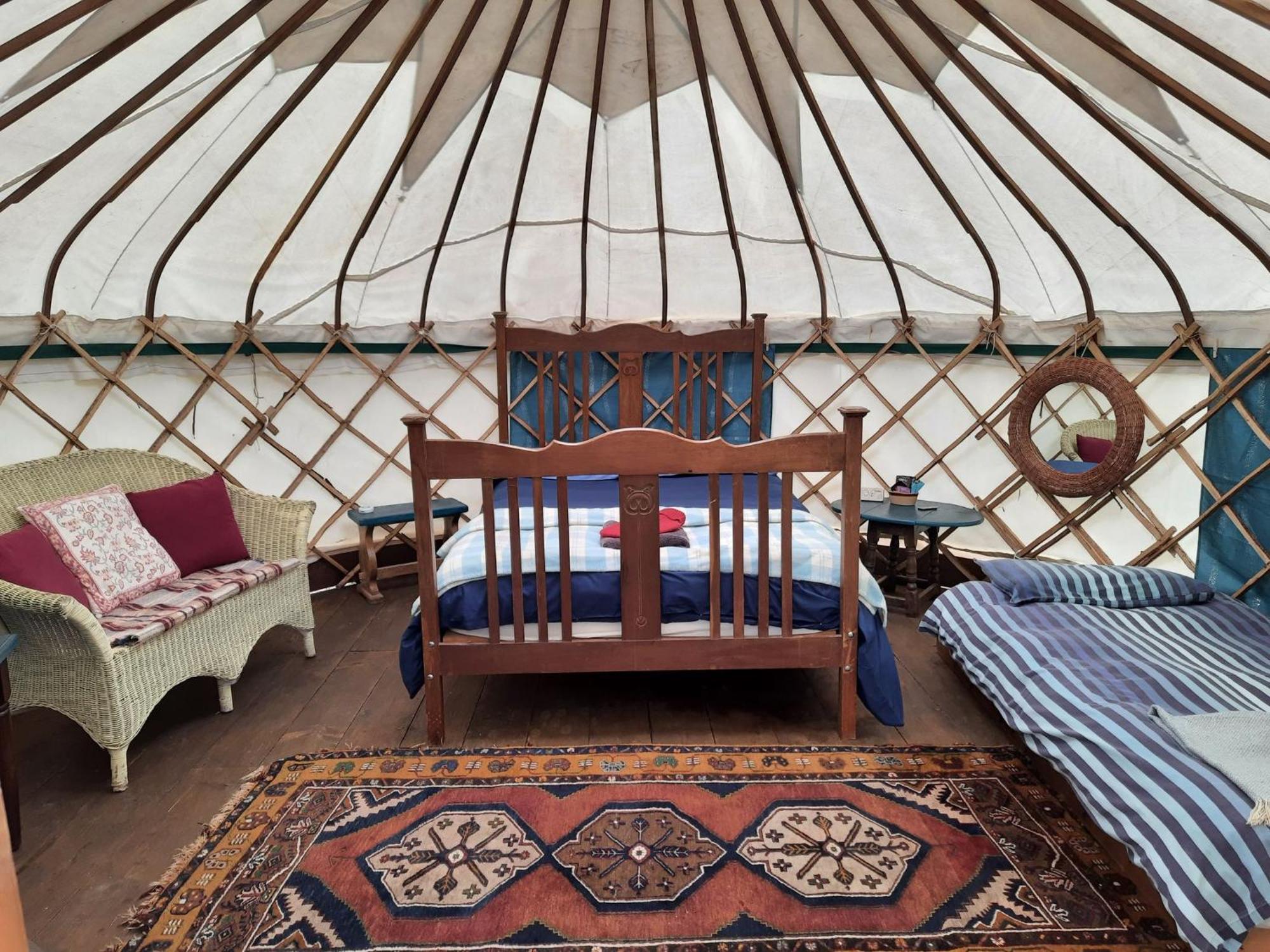 Готель Ceridwen Glamping, Double Decker Bus And Yurts Llandysul Екстер'єр фото