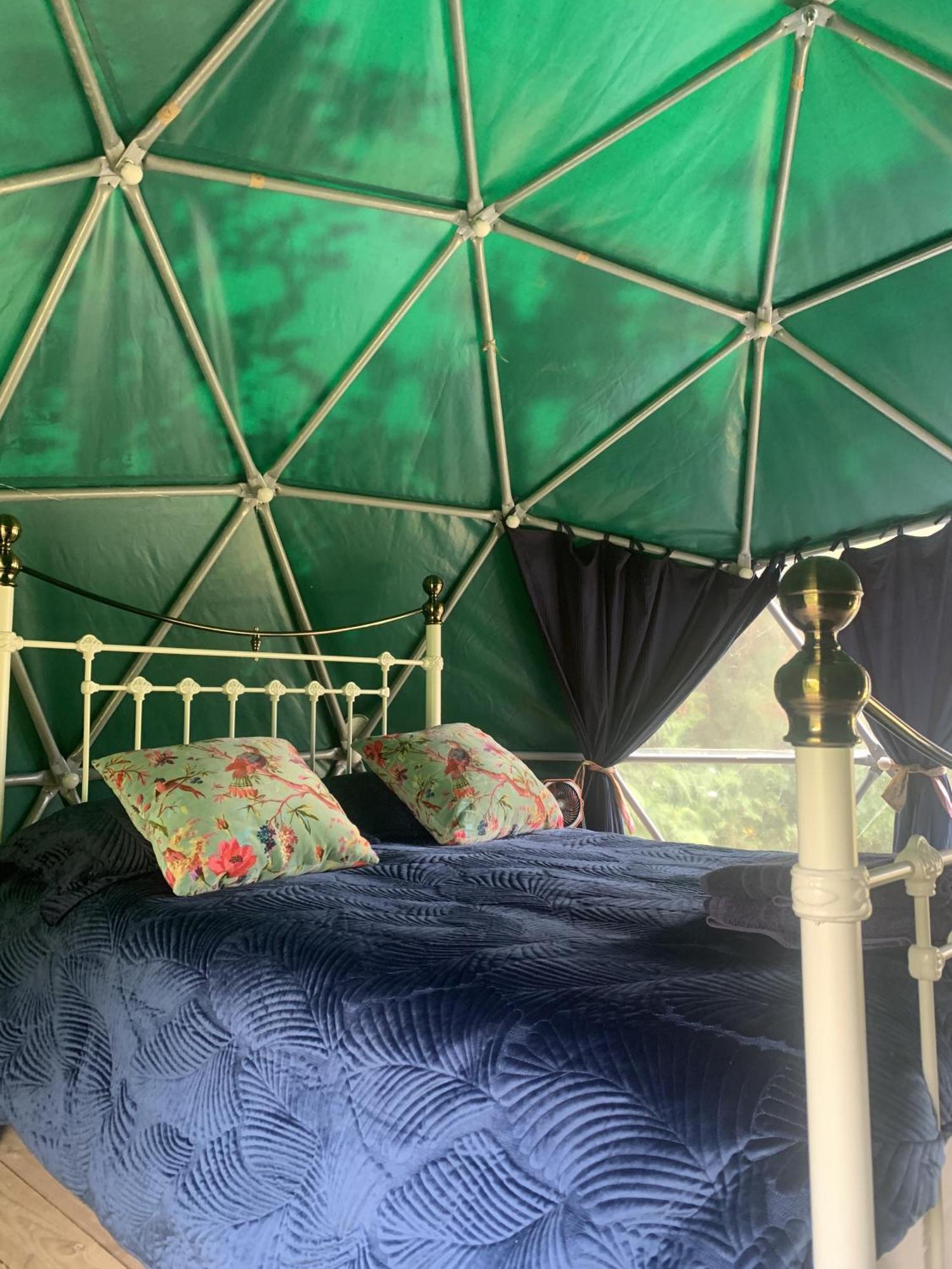Готель Ceridwen Glamping, Double Decker Bus And Yurts Llandysul Екстер'єр фото