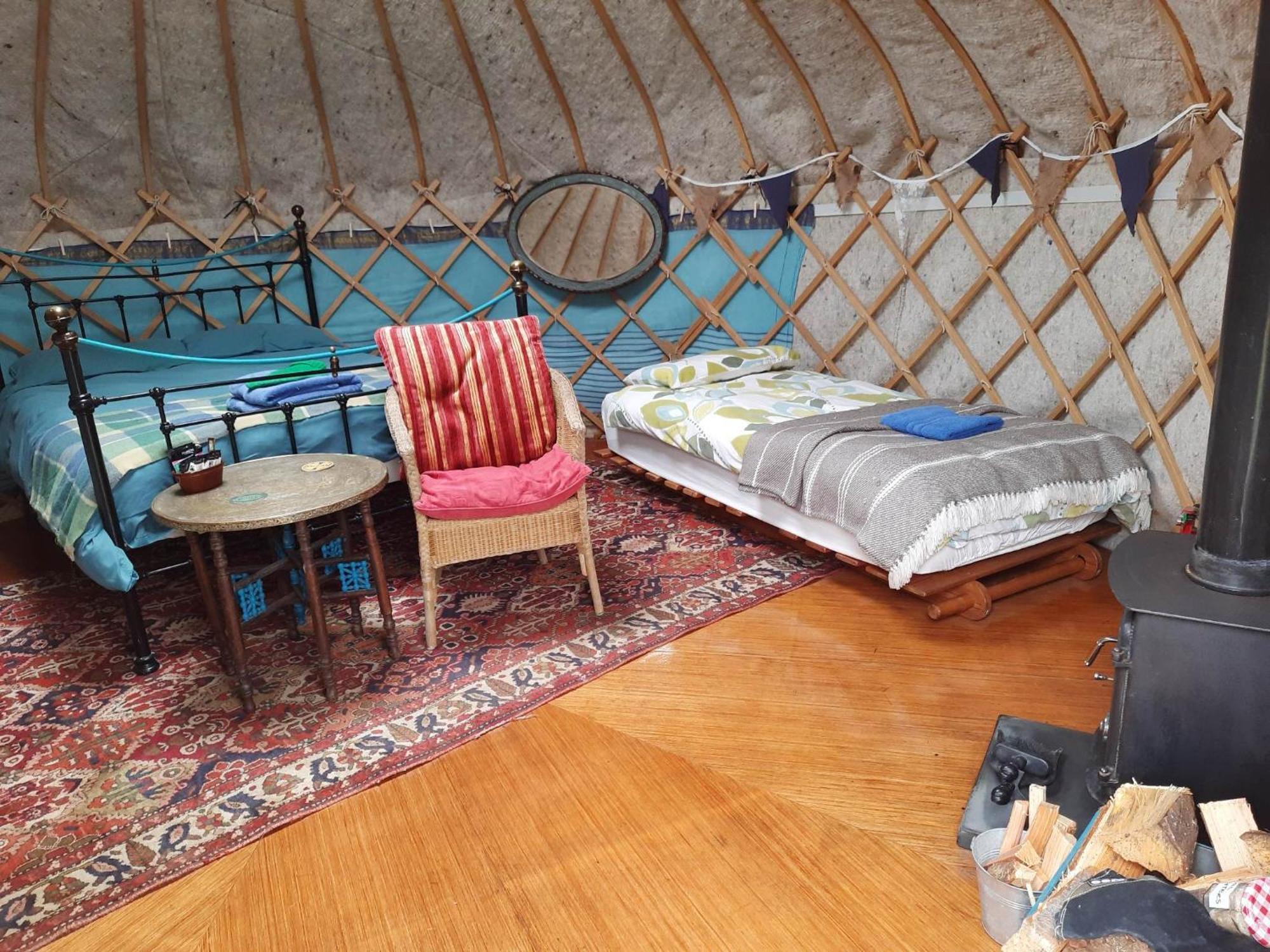 Готель Ceridwen Glamping, Double Decker Bus And Yurts Llandysul Екстер'єр фото
