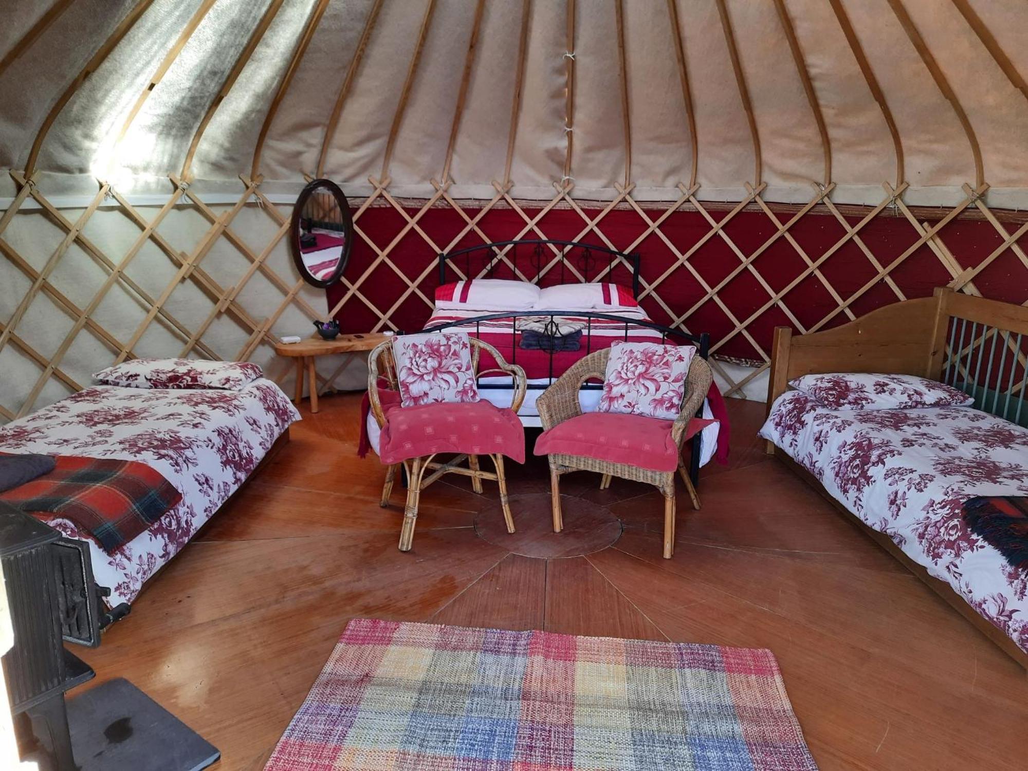 Готель Ceridwen Glamping, Double Decker Bus And Yurts Llandysul Екстер'єр фото