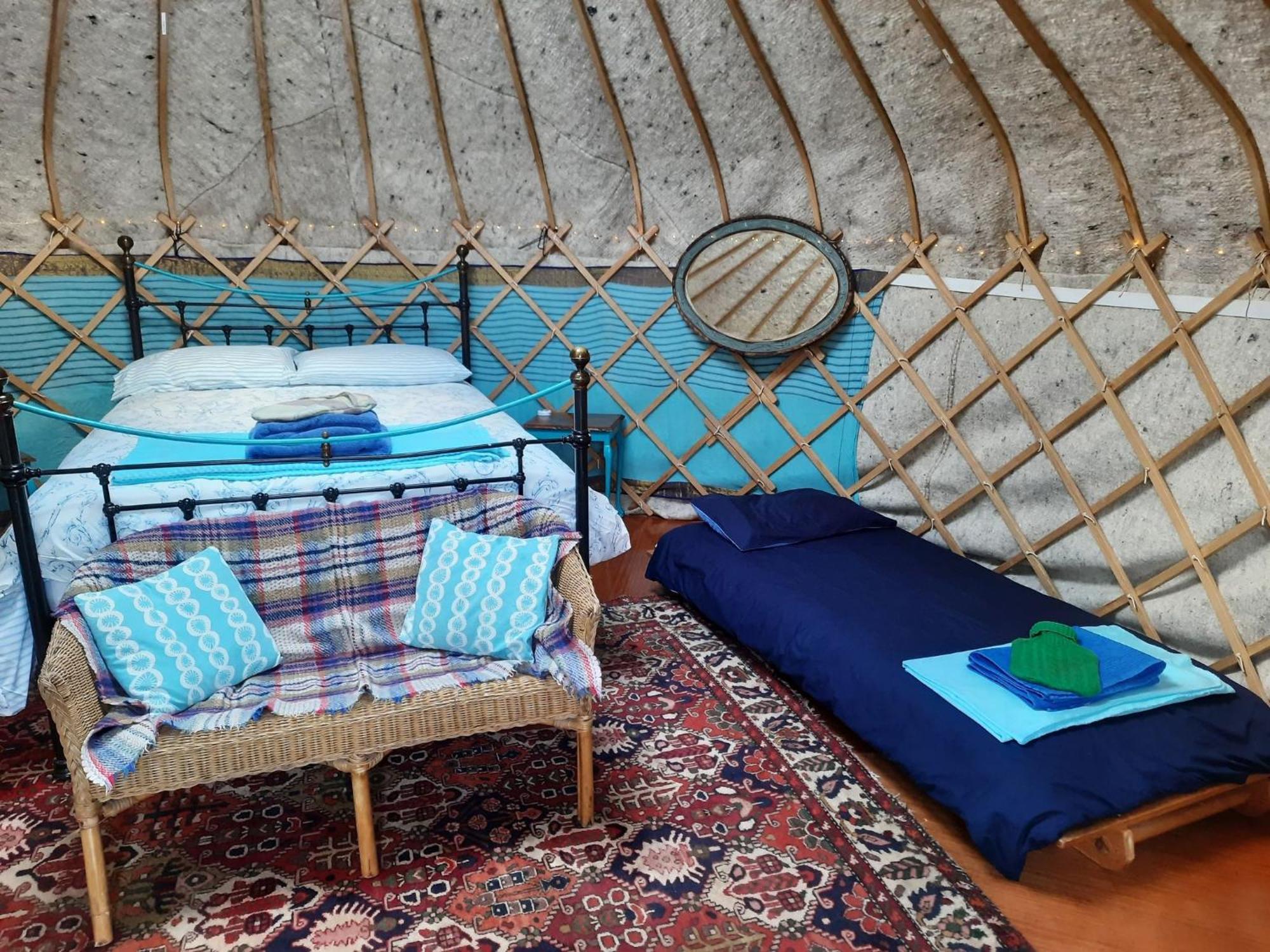 Готель Ceridwen Glamping, Double Decker Bus And Yurts Llandysul Екстер'єр фото