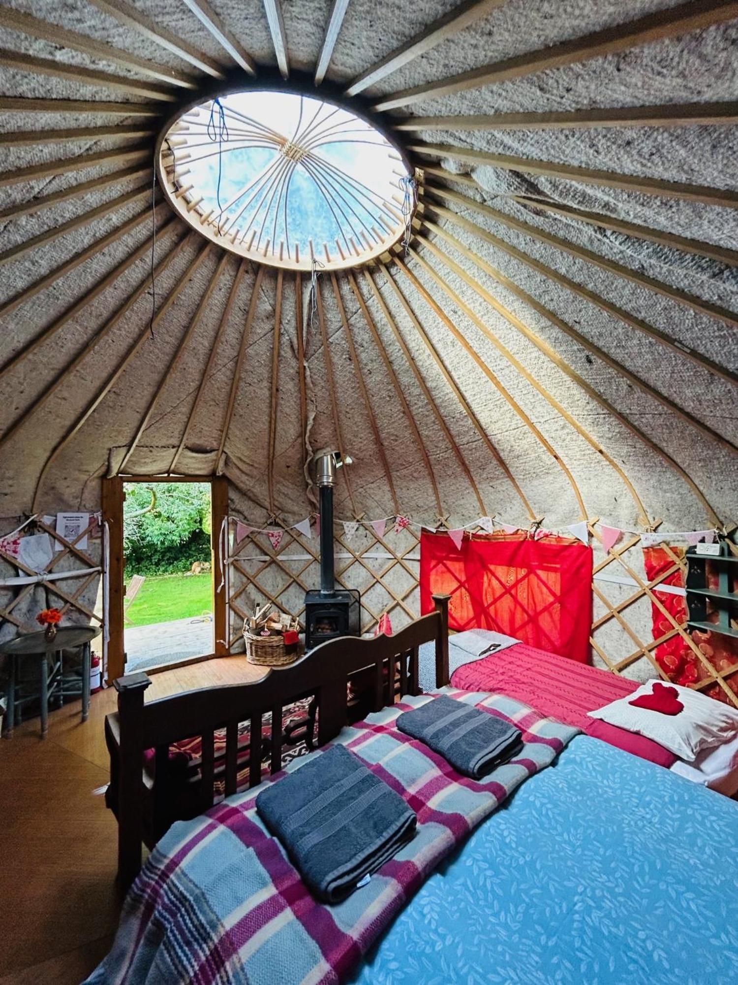 Готель Ceridwen Glamping, Double Decker Bus And Yurts Llandysul Екстер'єр фото