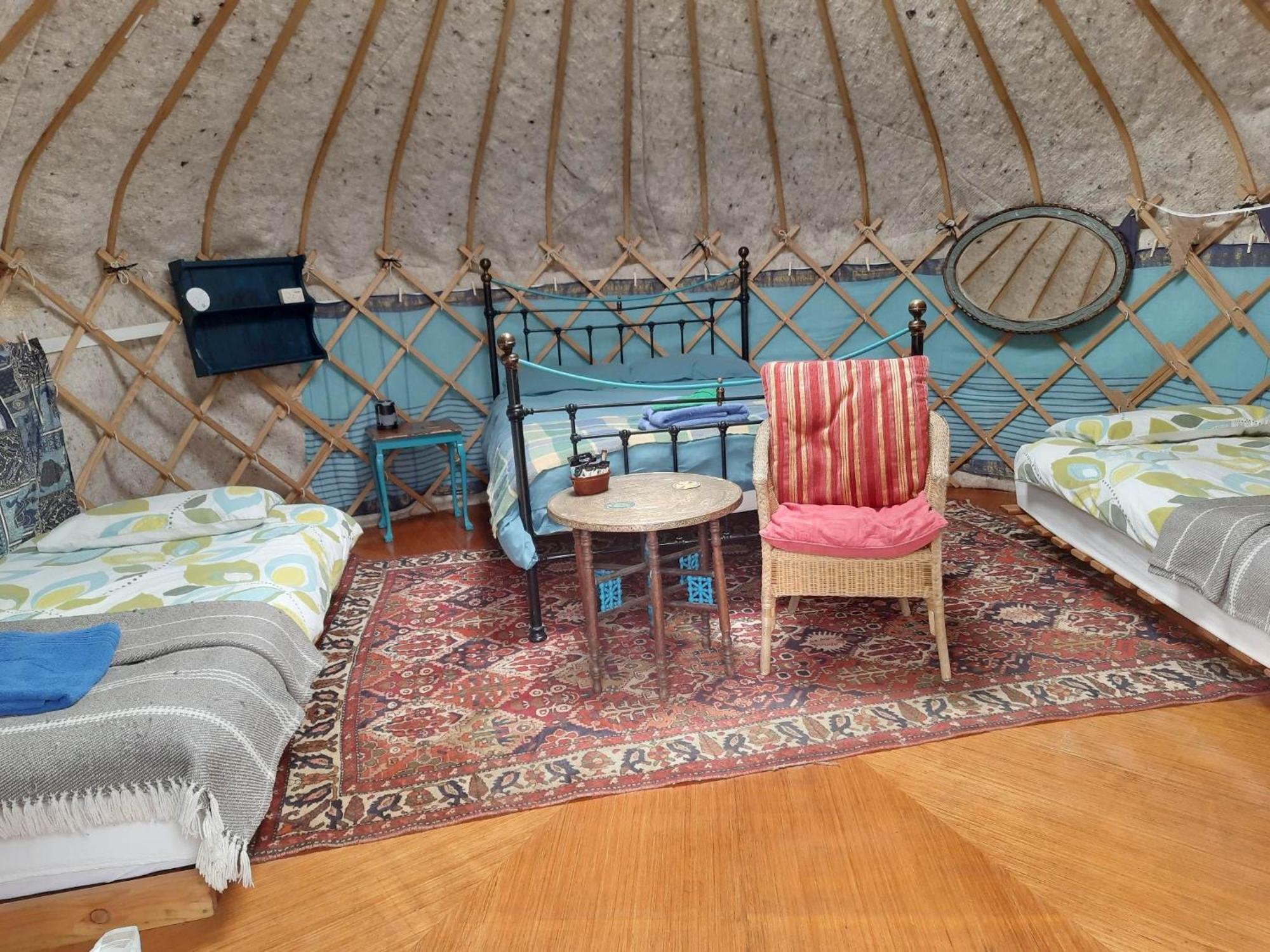 Готель Ceridwen Glamping, Double Decker Bus And Yurts Llandysul Екстер'єр фото