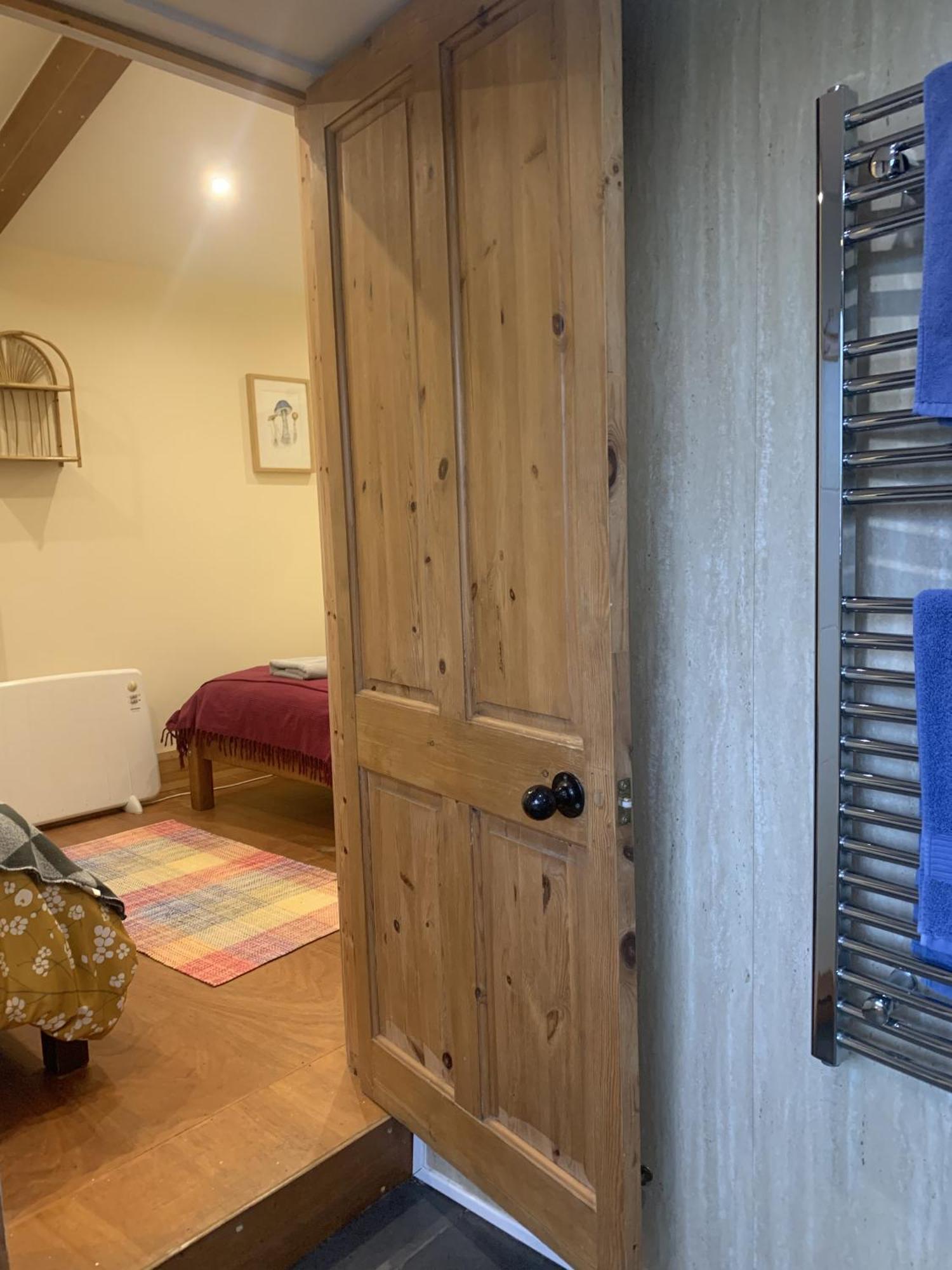Готель Ceridwen Glamping, Double Decker Bus And Yurts Llandysul Екстер'єр фото