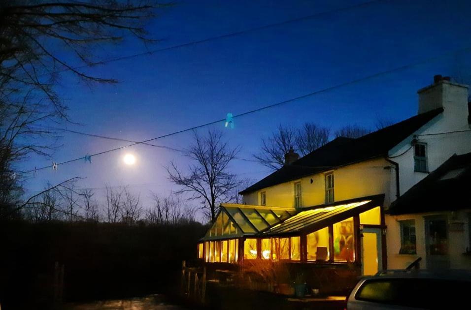 Готель Ceridwen Glamping, Double Decker Bus And Yurts Llandysul Екстер'єр фото