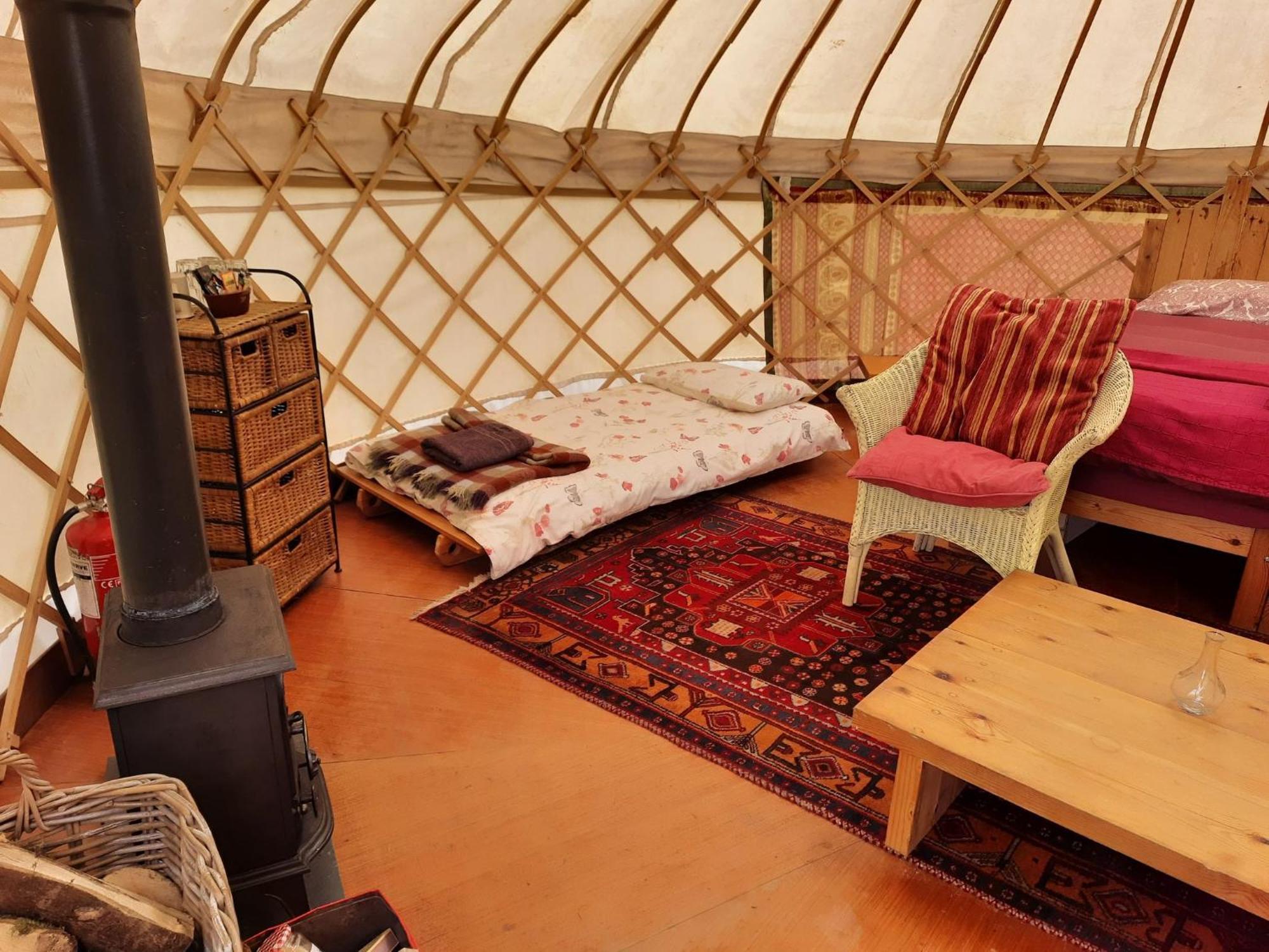 Готель Ceridwen Glamping, Double Decker Bus And Yurts Llandysul Екстер'єр фото