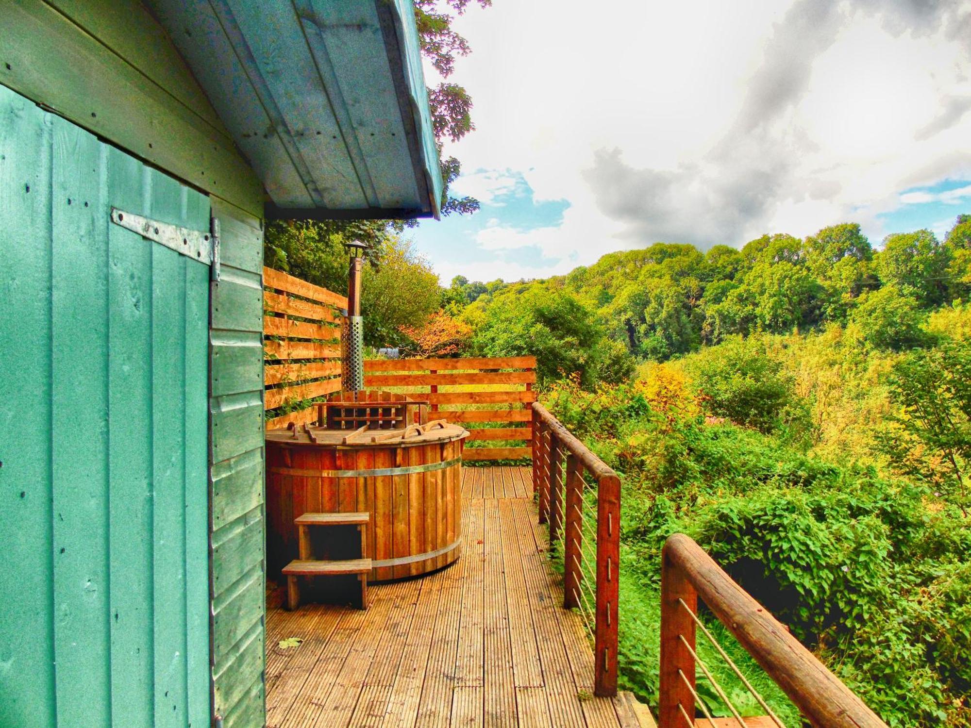 Готель Ceridwen Glamping, Double Decker Bus And Yurts Llandysul Екстер'єр фото