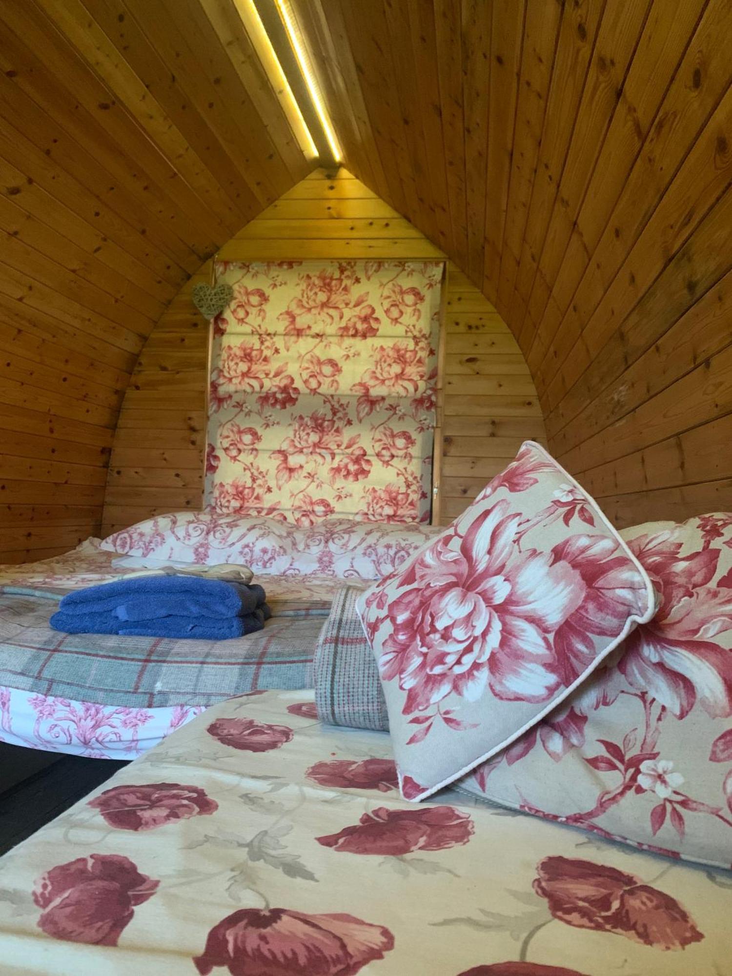 Готель Ceridwen Glamping, Double Decker Bus And Yurts Llandysul Екстер'єр фото