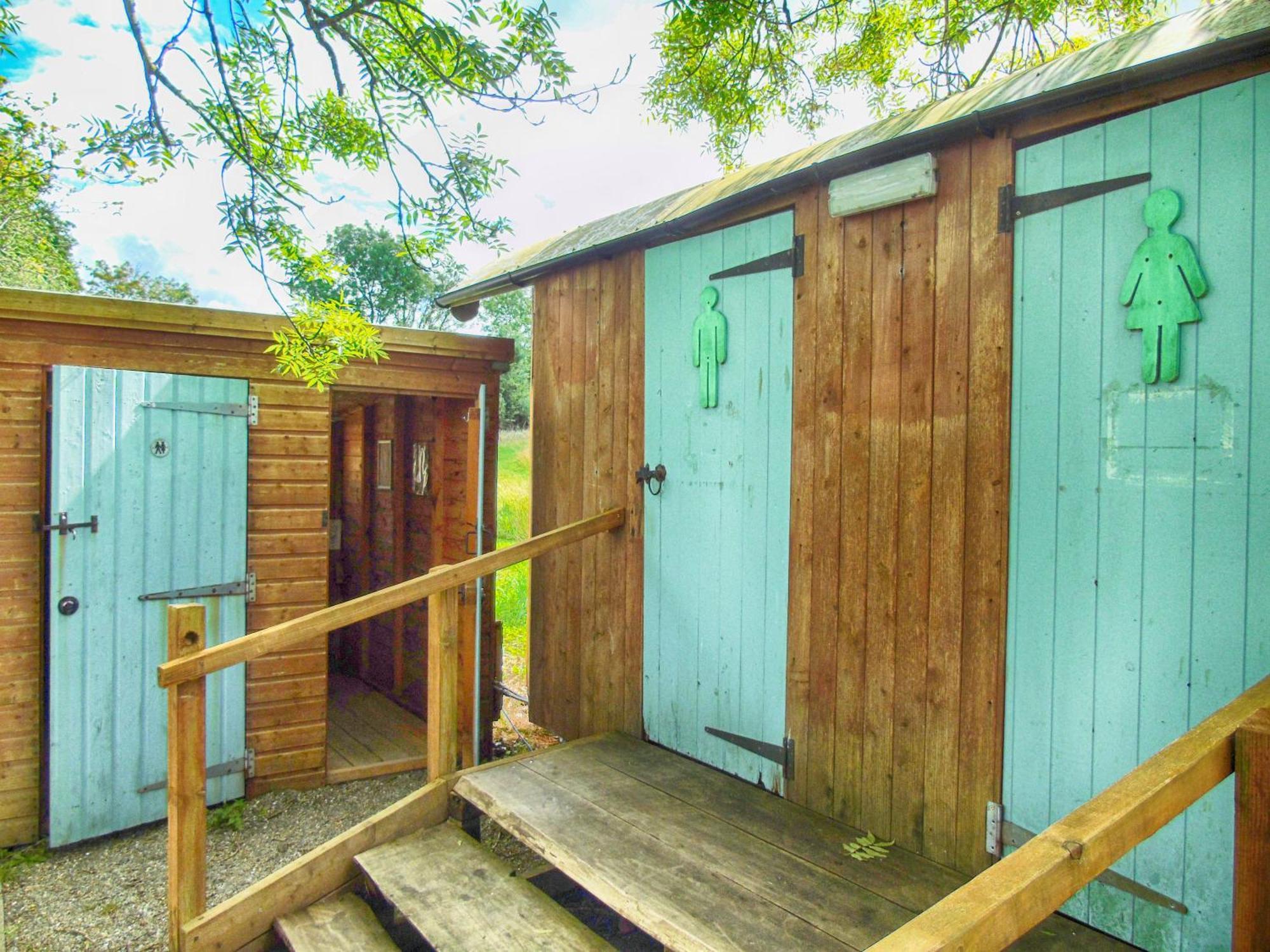 Готель Ceridwen Glamping, Double Decker Bus And Yurts Llandysul Екстер'єр фото