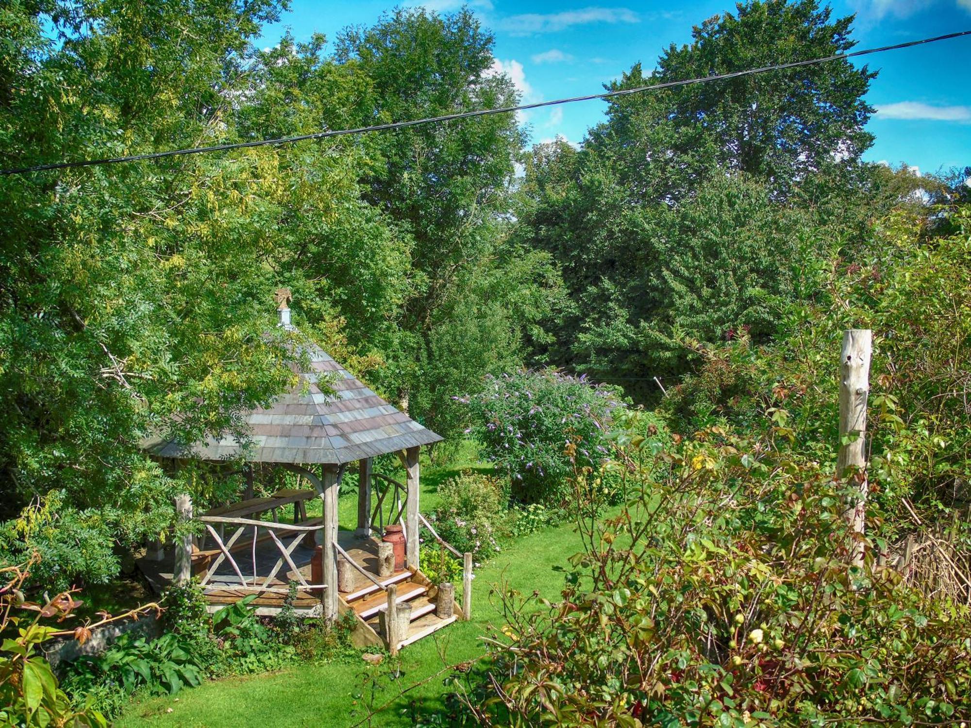 Готель Ceridwen Glamping, Double Decker Bus And Yurts Llandysul Екстер'єр фото