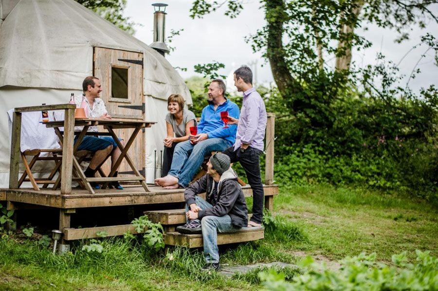 Готель Ceridwen Glamping, Double Decker Bus And Yurts Llandysul Екстер'єр фото