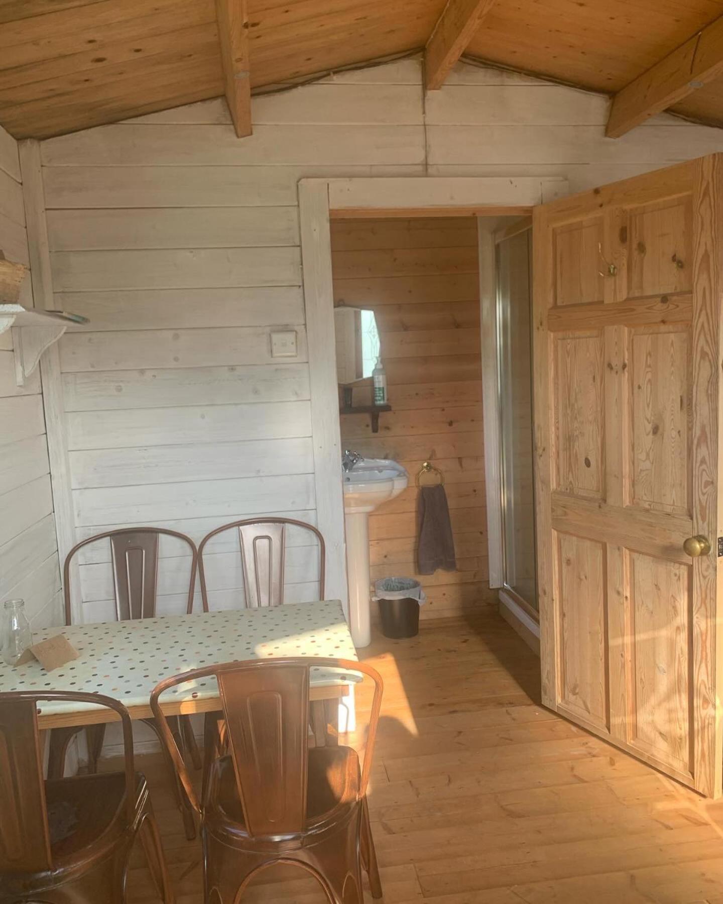 Готель Ceridwen Glamping, Double Decker Bus And Yurts Llandysul Екстер'єр фото